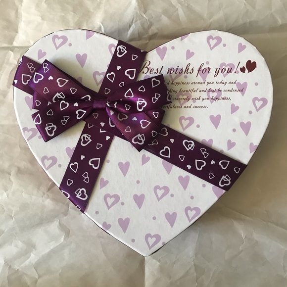 Little gift box full of Roses and a I Love You bear - Picture 2 of 6